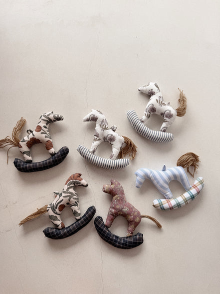 Mini folk horses set