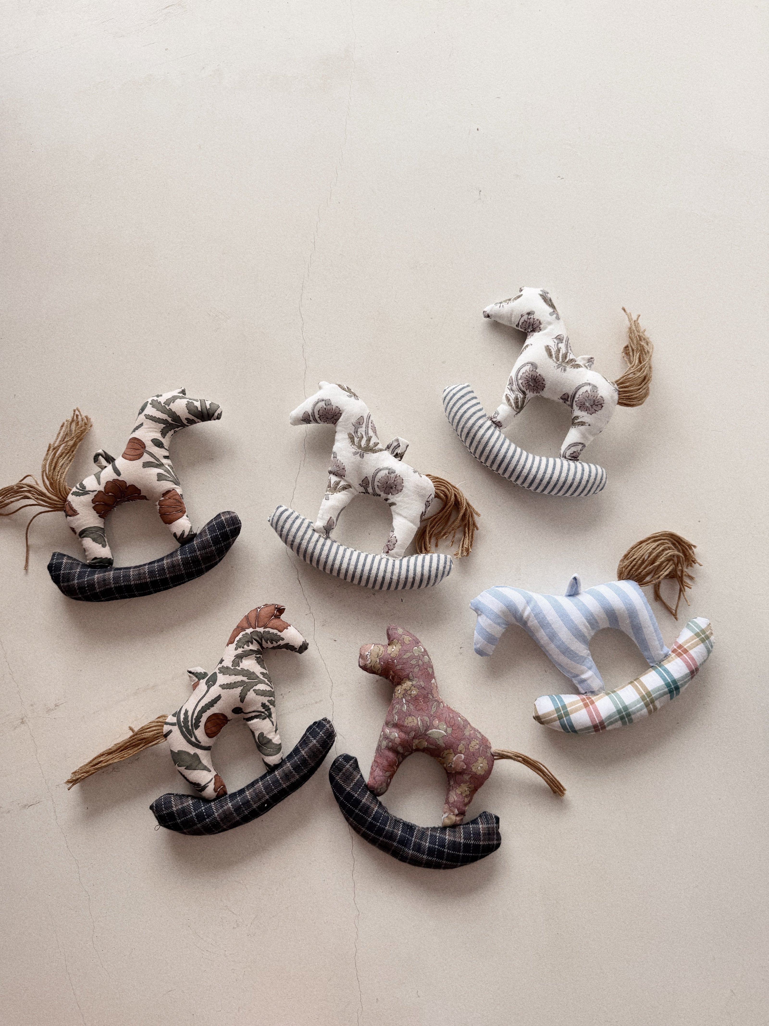 Mini folk horses set