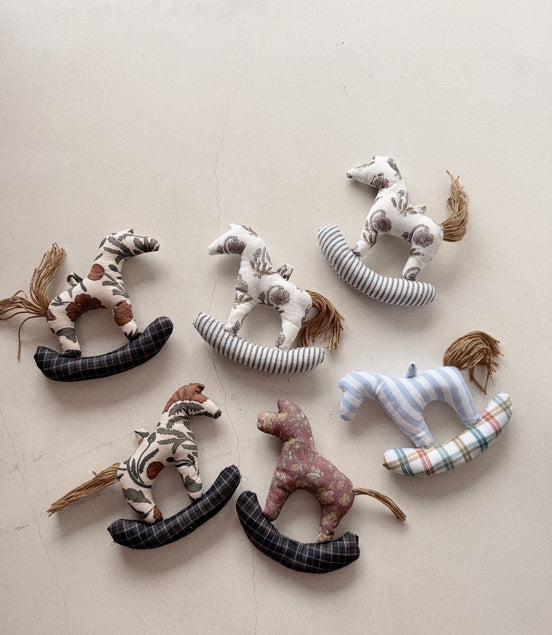 Mini folk horses set